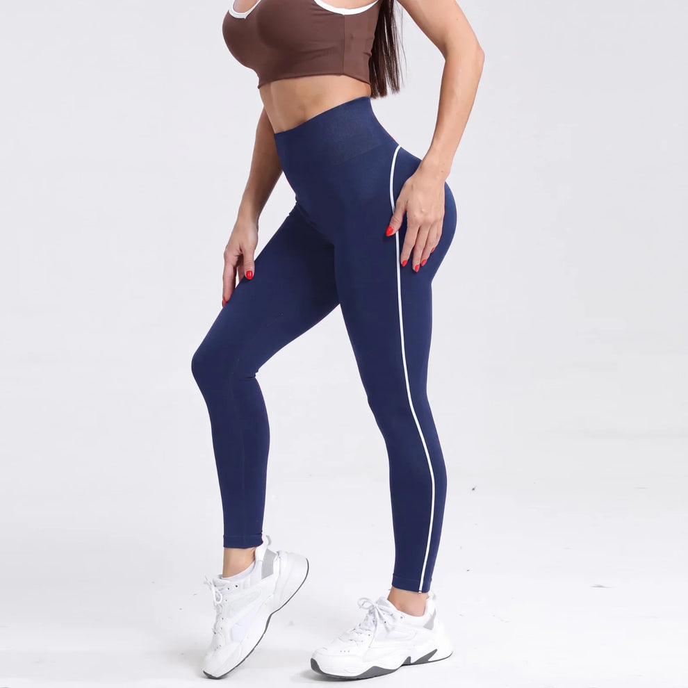 Sculvea essential seamless leggings - navy blue - worn by model, side view